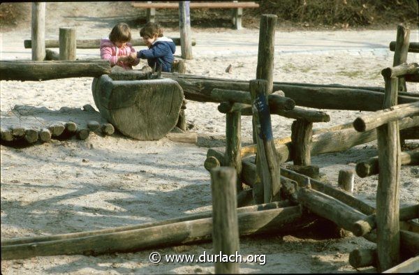 Spielplatz vor der Pestalozzischule, ca. 1982