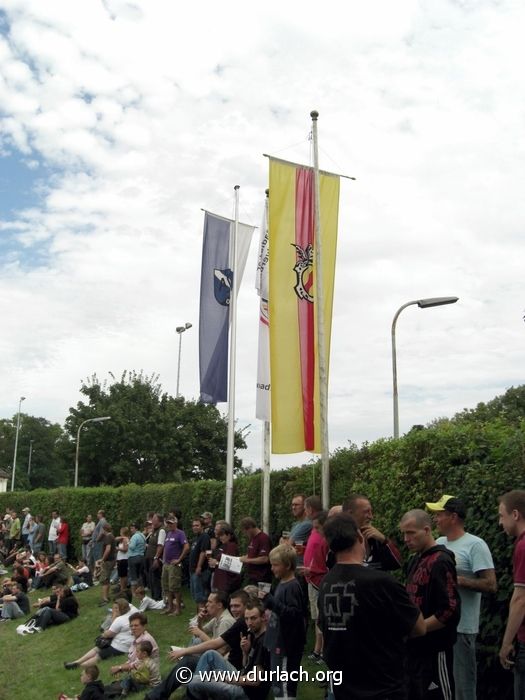 Die Flaggen ber dem Turmbergstadion