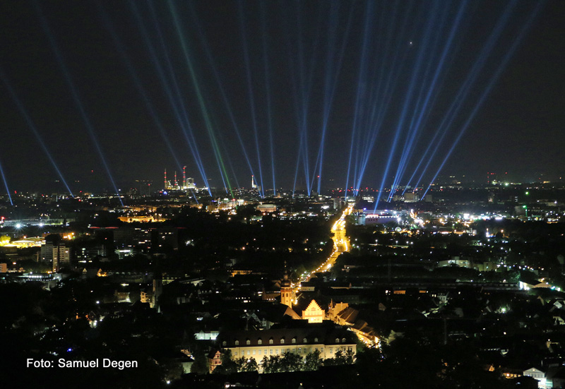 2015 - 32 Lichtstrahlen ber der Stadt Karlsruhe