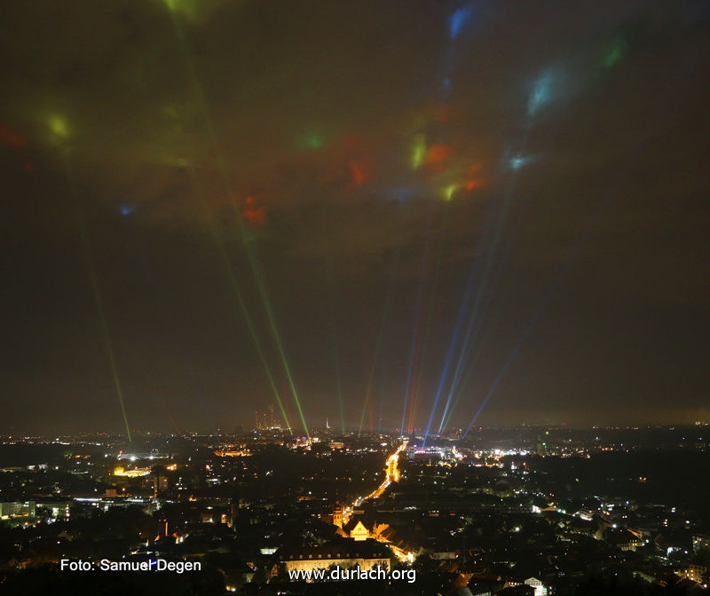 2015 - 32 Lichtstrahlen ber der Stadt