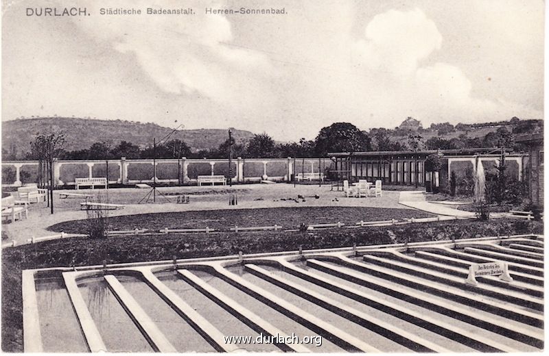 Herren-Sonnenbad im Freibad Durlach