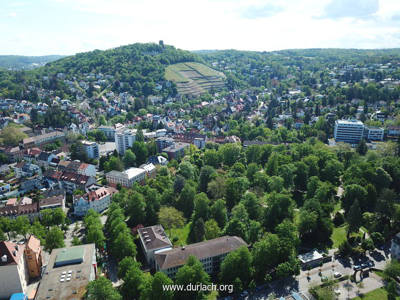 Blick ber den Schlossgarten auf den Turmberg