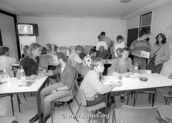 DDR Flchtlinge in der Polizeikaserne, 1989