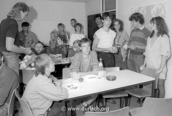 DDR Flchtlinge in der Polizeikaserne, 1989