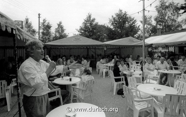 Gotthilf Fischer dirigiert die Gste im Fischerheim, 1989