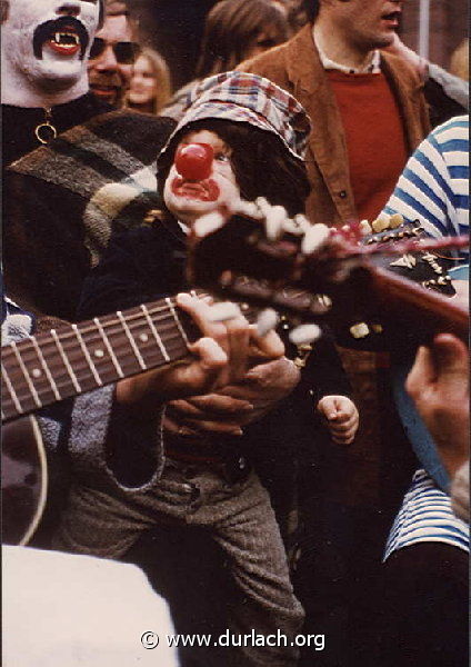 Meetingler mit Kinder vor dem Marktbrunnen 1972