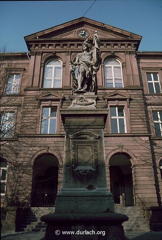 ca.1985 - Denkmal vor der Friedrichschule