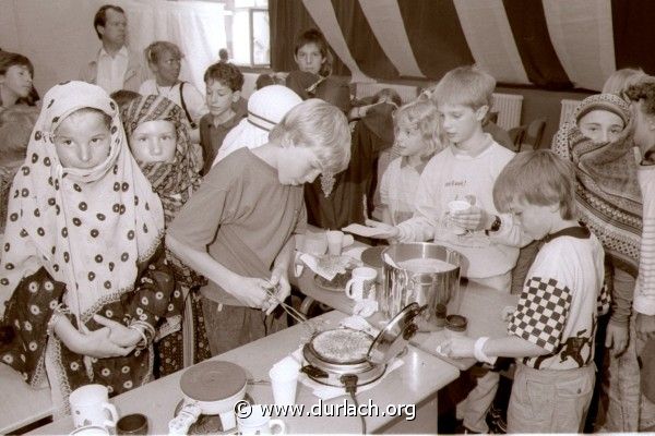 Kinder beim Waffelbacken, ca. 1989