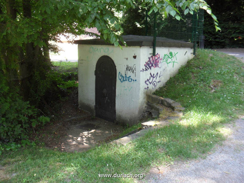 2011 - noch ein Brunnenhuschen direkt beim Spielplatz ?