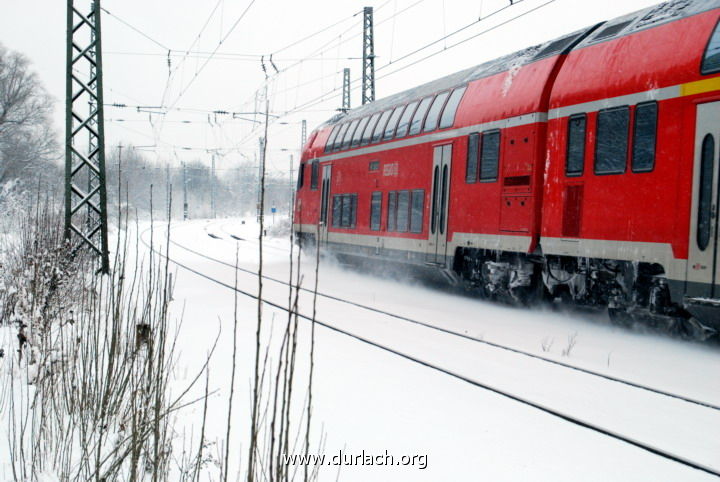 Regionalbahn im Schnee