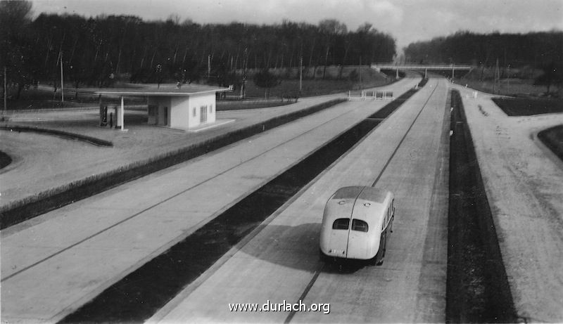 Die Autobahn bei der Aus- u. Einfahrt Durlach