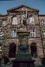 ca.1985 - Denkmal vor der Friedrichschule